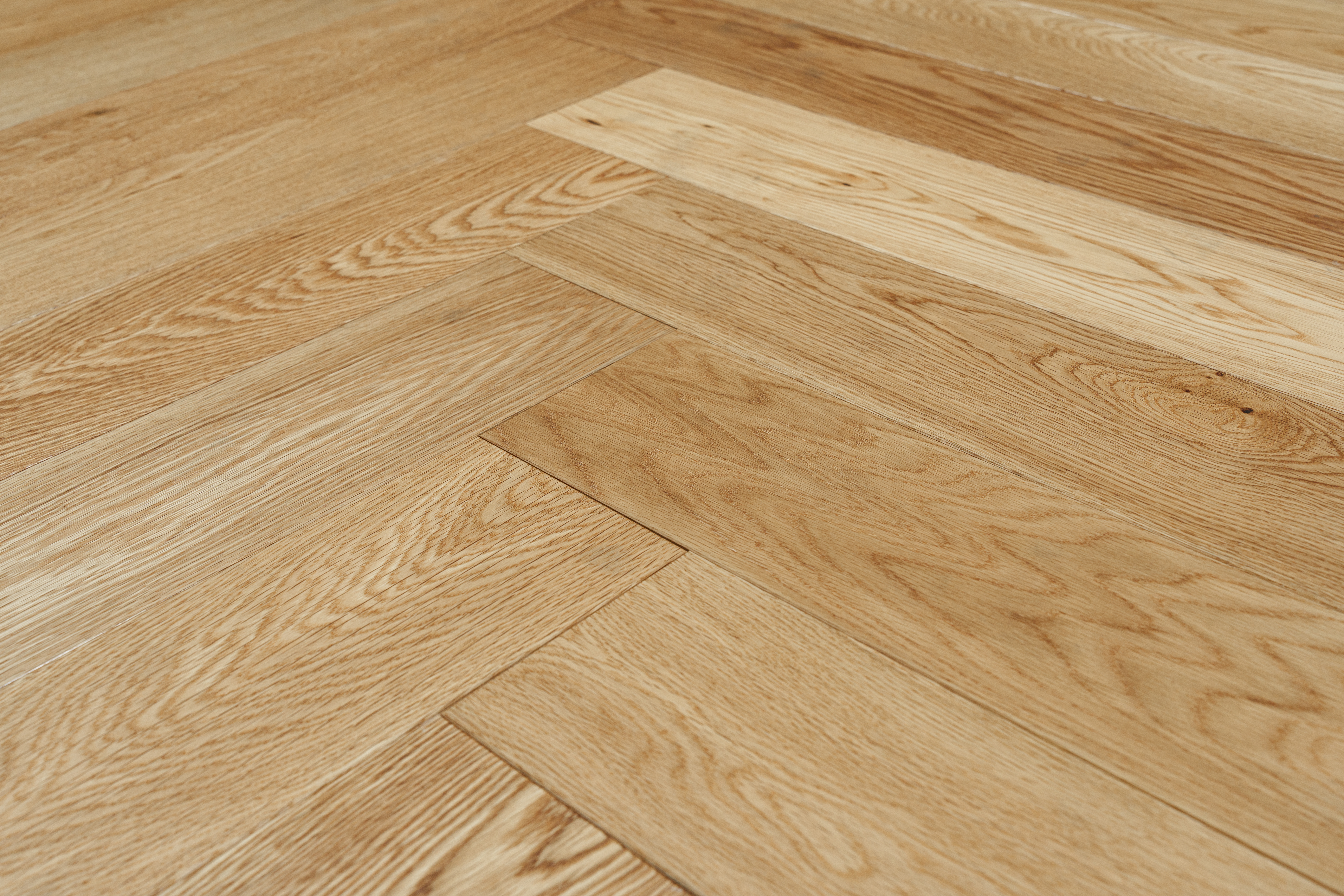 Паркетная доска AmberWood/Амбер Вуд Венгерская елочка Дуб Натур бесцветный лак 915х127х14 мм (0,93 м2/упак)